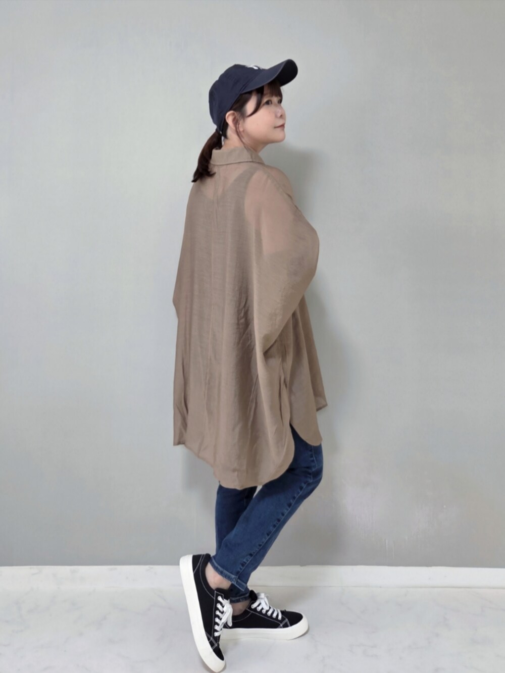 ベージュ系のシャツ/ブラウスを着用したレディースの秋コーディネートの3枚目の写真