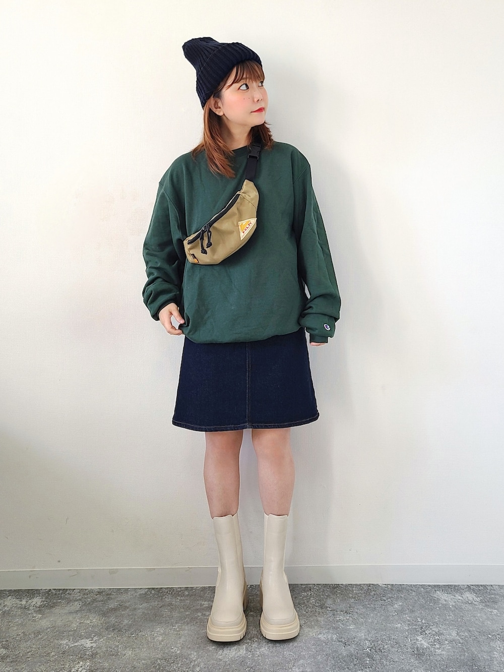 「odetteeodile、オデットエオディール、足元コーデ、ブーツ、WEARハロウィン2022、ニット帽、スウェット、シンプルコーデ、秋コーデ、デニム、デニムスカート、ミニバッグ」｜「ODETTE E ODILEの【WEB限定】サイドゴア ショートブーツ75●↑（ブーツ、ベージュ系）」を使った、パン粉さん（レディース・151cm）の秋コーディネートの2枚目の写真