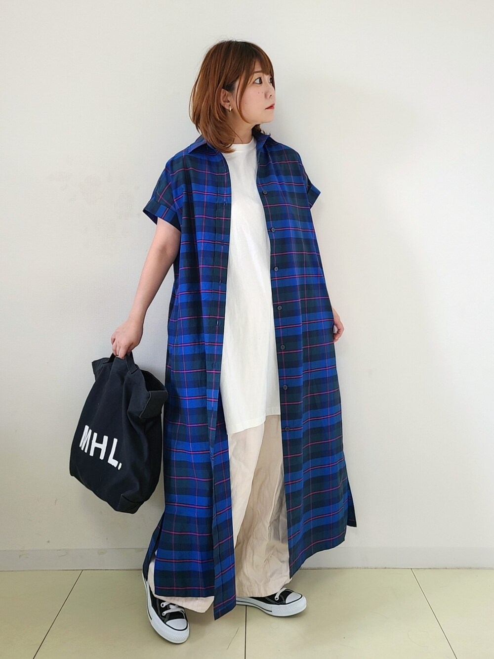 ブルー系のワンピース、ホワイト系のTシャツ/カットソー、ホワイト系のその他パンツを着用したレディースの夏コーディネートの2枚目の写真