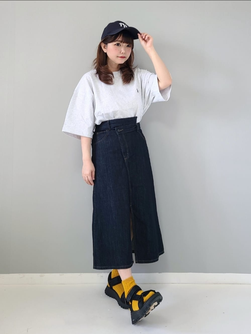 「WEGO、ウィゴー(WEGO)、wegotee、wego_ootd、遊ぶ集まる動く、PR、GU、デニム、プチプラ、ビッグシルエット、初夏コーデ、休日スタイル、タックイン、スポーツサンダル、キャップ」｜「U.S. POLO ASSN.の∴WEGO/U.S.POLO ASSN.別注ヘビーウエイトBIGTシャツ（Tシャツ/カットソー、グレー系）」を使った、パン粉さん（レディース・151cm）の春コーディネートの2枚目の写真