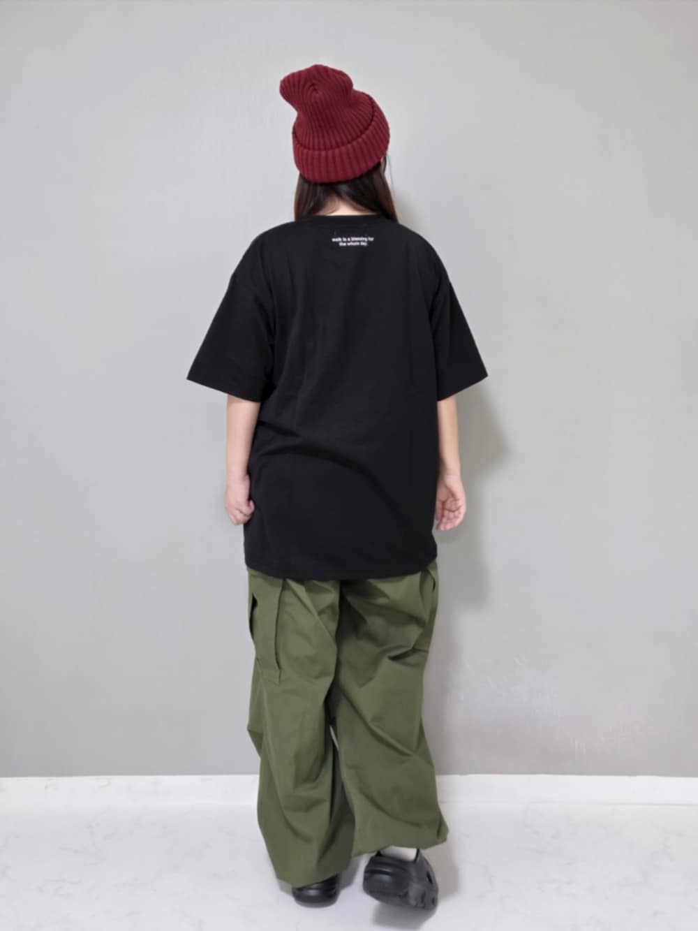 ブラック系のTシャツ/カットソー、ブラック系のサンダルを着用したレディースの夏コーディネートの3枚目の写真