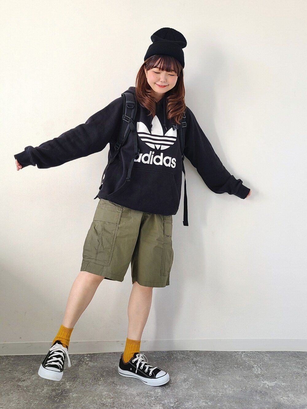 「GU、GUコーデ、春服デビュー宣言、春コーデ、春服みてみて、ハーフパンツ、プチプラ、パーカー、スニーカーコーデ、コンバース、休日スタイル、メンズライク、ストリート、カーゴパンツ、adidas」｜「GUのアイテム（カーゴパンツ、グリーン系）」を使った、パン粉さん（レディース・151cm）の春コーディネートの2枚目の写真