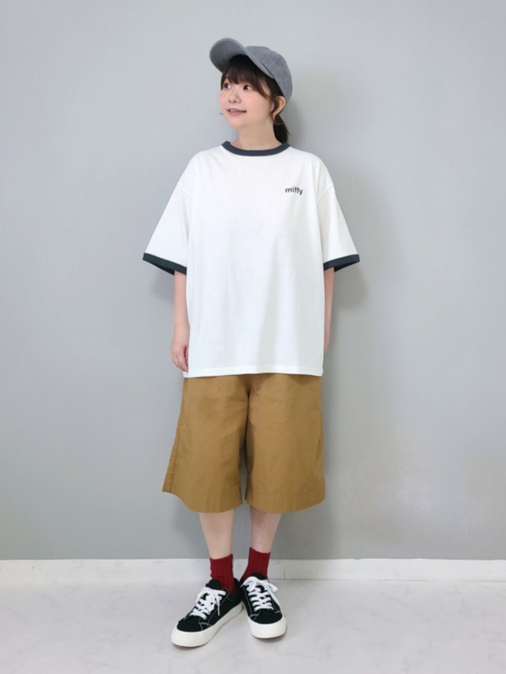 ブラック系のTシャツ/カットソーを着用したレディースの夏コーディネートの3枚目の写真