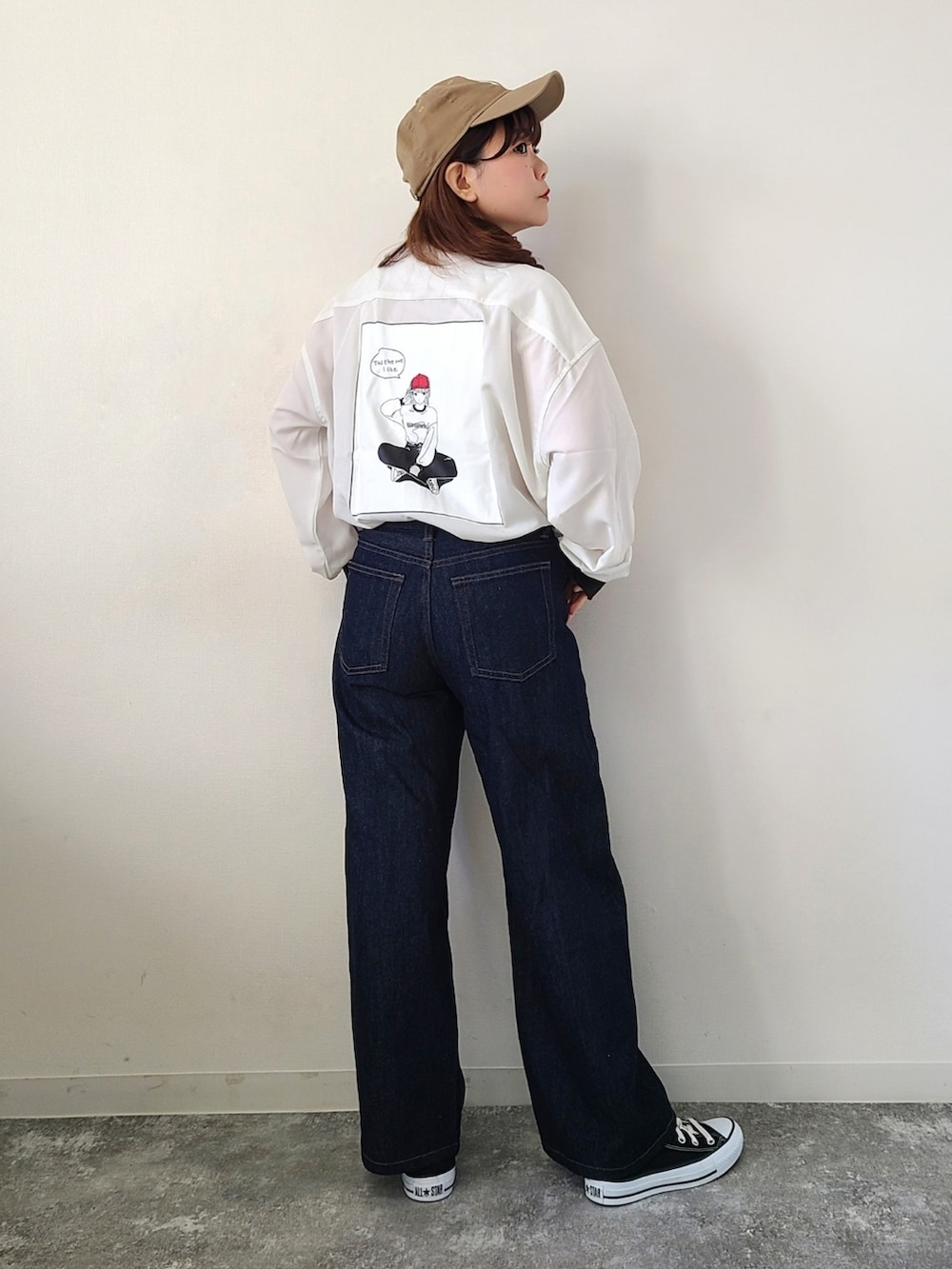 「シャツスタイル、johnscloset、ジョンズクローゼット、redcapgirl、シンプルコーデ、GU、休日スタイル、メンズライク、ビッグシルエット、プチプラ、キャップ、スニーカーコーデ、コンバース、モノトーン、春服みてみて」｜「Red Cap Girlの【a-r】〔Red Cap Girl/レッドキャップガール〕ナチュラルストレッチポリエステル RCGバックプリント ルーズサイズシャツ 長袖（シャツ/ブラウス、ホワイト系）」を使った、パン粉さん（レディース・151cm）の春コーディネートの5枚目の写真