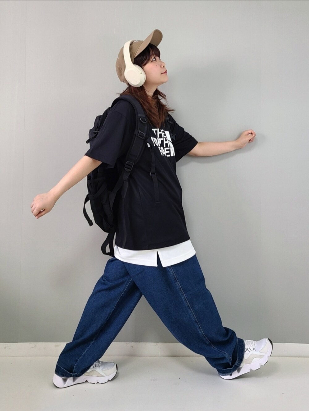 「WEGO、ウィゴー(WEGO)、デニム、デニムパンツ、PR、ストリート、メンズライク、レイヤードスタイル、初夏コーデ、キャップ、プチプラ、スニーカー、白スニーカー、休日スタイル、低身長」｜「WEGOのWEGO/バギーパンツ（デニムパンツ、ブルー系）」を使った、パン粉さん（レディース・151cm）の春コーディネートの4枚目の写真