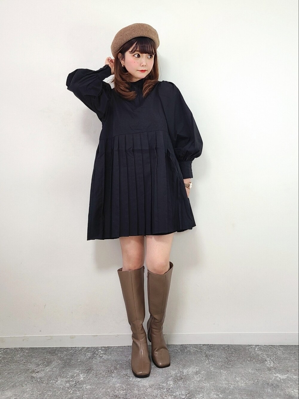 「USポロ、uspolo、GRL、プチプラ、ブーツ、ロングブーツ、ベレー帽、シンプルコーデ、きれいめカジュアル、休日スタイル、ボリューム袖、冬コーデ、私の推しブランド」｜「GRLのアイテム（ワンピース/ドレス、ブラック系）」を使った、パン粉さん（レディース・151cm）の冬コーディネートの5枚目の写真