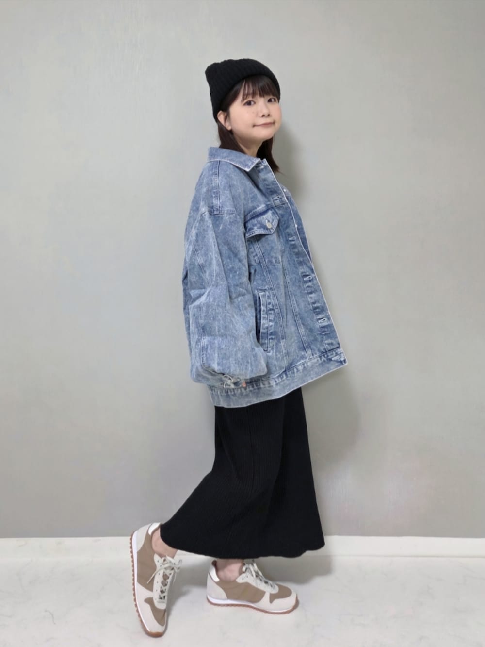ブルー系のデニムジャケットを着用したレディースの冬コーディネートの3枚目の写真