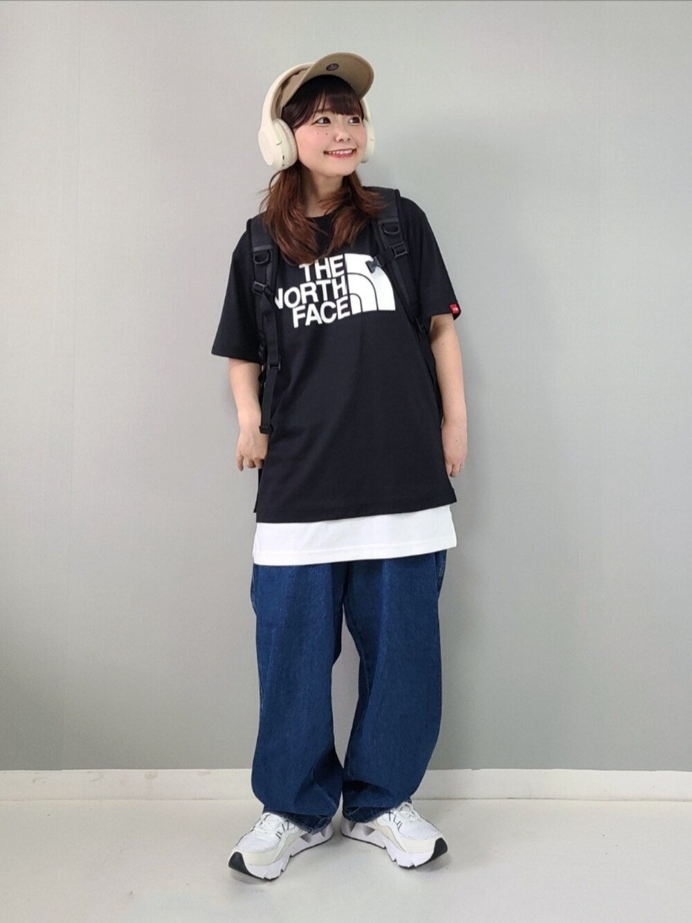 「WEGO、ウィゴー(WEGO)、デニム、デニムパンツ、PR、ストリート、メンズライク、レイヤードスタイル、初夏コーデ、キャップ、プチプラ、スニーカー、白スニーカー、休日スタイル、低身長」｜「WEGOのWEGO/バギーパンツ（デニムパンツ、ブルー系）」を使った、パン粉さん（レディース・151cm）の春コーディネートの2枚目の写真