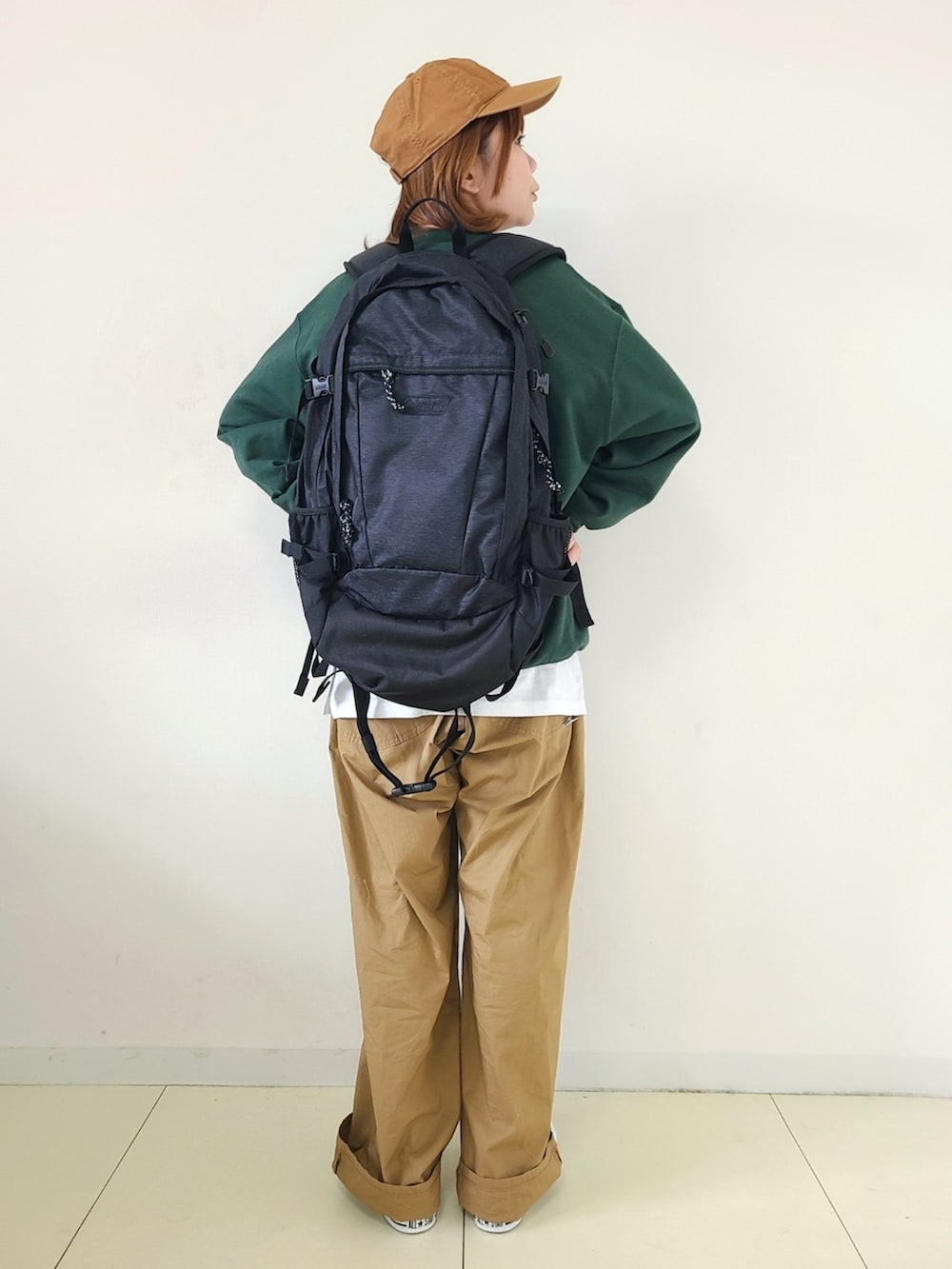 「Lee、leejapan、カラーパンツ、グリーン、スウェット、レイヤードスタイル、ゆるコーデ、メンズライク、ストリート、キャップ、コンバース、スニーカーコーデ、休日スタイル」|「Championの【Champion】レディース チャンピオン スーパー オーバーサイズ クルーネック 裏起毛 スウェット(スウェット、グリーン系)」を使った、パン粉さん(レディース・151cm)の春コーディネートの2枚目の写真