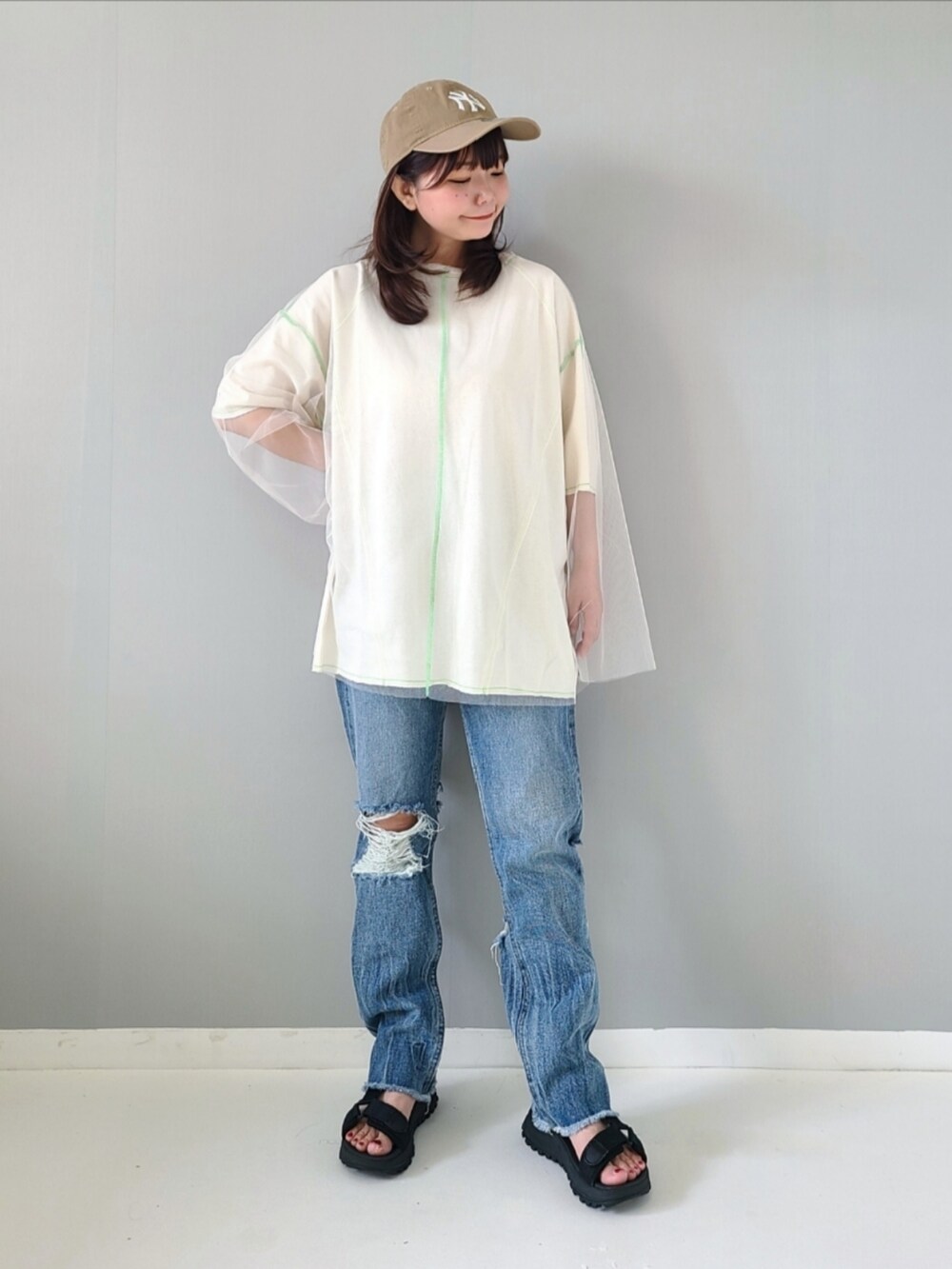 ホワイト系のTシャツ/カットソー、ホワイト系のTシャツ/カットソー、ブルー系のデニムパンツを着用したレディースの夏コーディネートの2枚目の写真