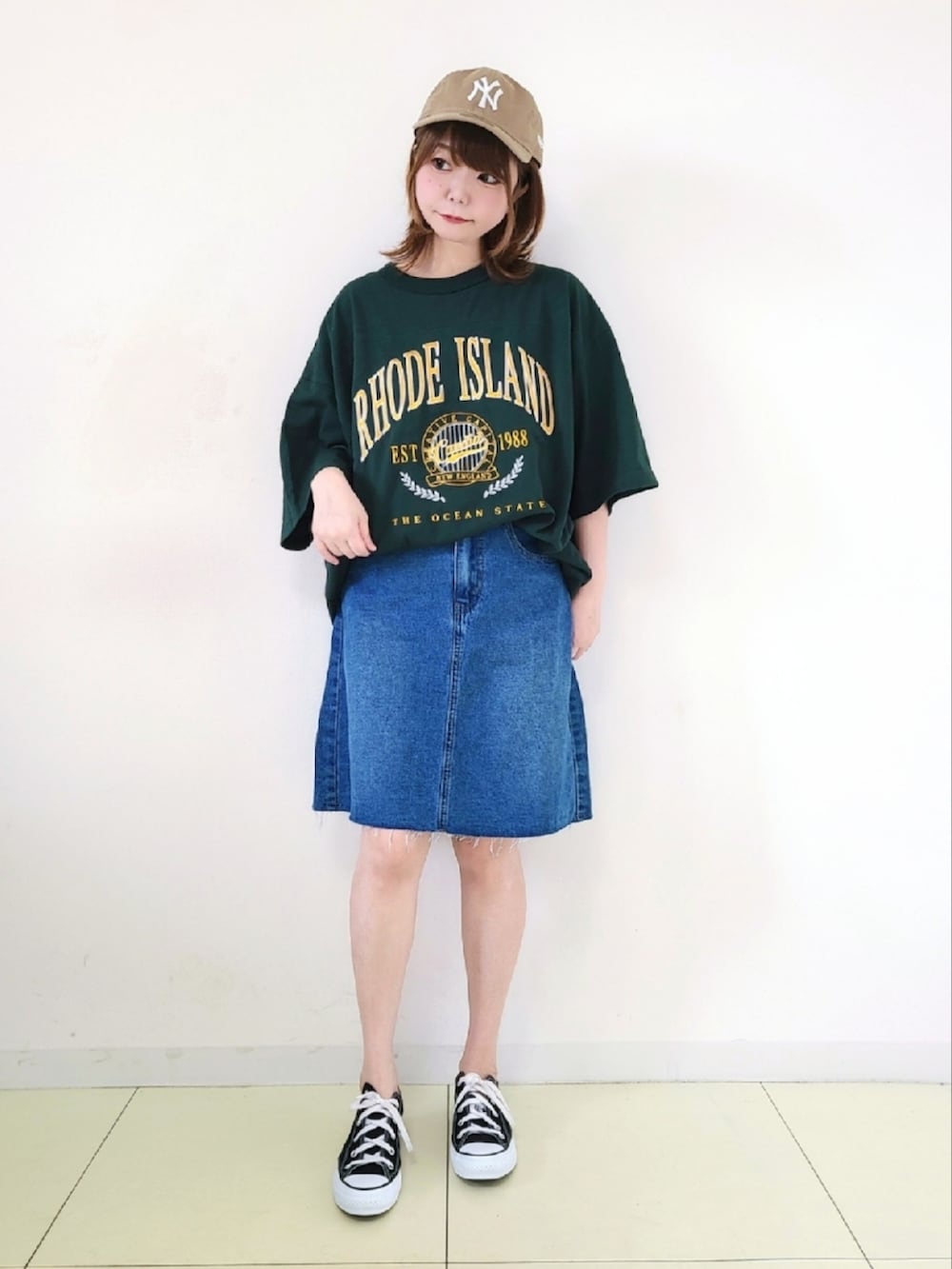「ストリート、メンズライク、プチプラ、プチプラコーデ、オーバーサイズ、ビッグシルエット、ロゴT、夏コーデ、休日スタイル、コンバース、スニーカーコーデ、ゆるコーデ、キャップ、NEW ERA」｜「WEGOのWEGO/ヘビーウエイト チームロゴフットボールビッグT（Tシャツ/カットソー、グリーン系）」を使った、パン粉さん（レディース・151cm）の夏コーディネートの2枚目の写真