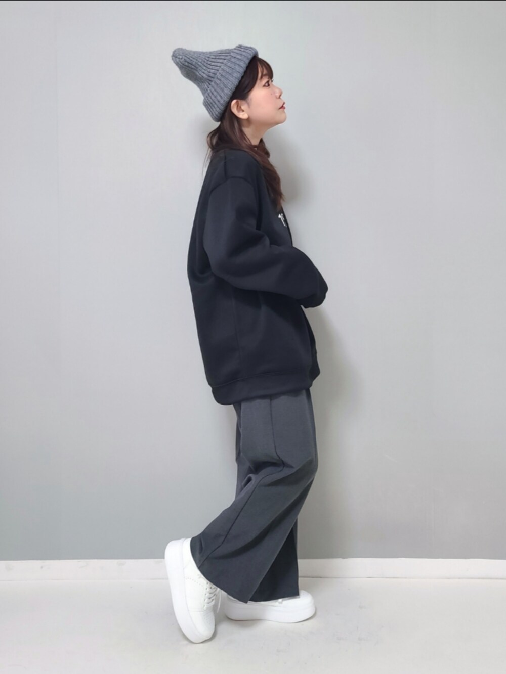 「新星WEARISTAにエントリー、shein、プチプラ、シンプルコーデ、スウェット、ニット帽、メンズライク、ビッグシルエット、休日スタイル、スニーカー、GU、GUコーデ、ストリート」｜「SHEINのアイテム（スウェット、ブラック系）」を使った、パン粉さん（レディース・151cm）の冬コーディネートの3枚目の写真