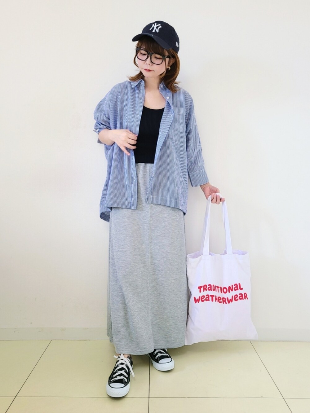 ブルー系のシャツ/ブラウス、ブラック系のタンクトップ、グレー系のスカートを着用したレディースの夏コーディネートの2枚目の写真