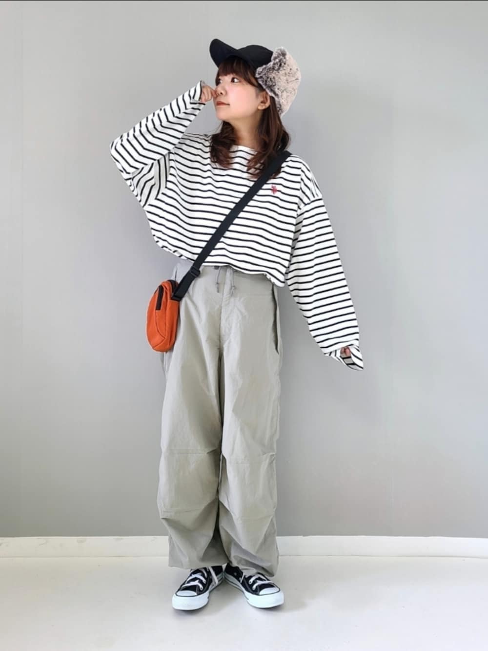「GeeRA、geera_ootd、ジーラ、ボーダー、ロンT、フライトキャップ、ミニバッグ、ショルダーバッグ、休日スタイル、シンプルコーデ、淡色コーデ、秋服準備はじめました、スニーカー、プチプラ、コンバース」｜「U.S. POLO ASSN.の2023 AW 【U.S. POLO ASSN.】オーバーサイズ刺しゅうロンT（Tシャツ/カットソー、ホワイト系）」を使った、パン粉さん（レディース・151cm）の夏コーディネートの2枚目の写真