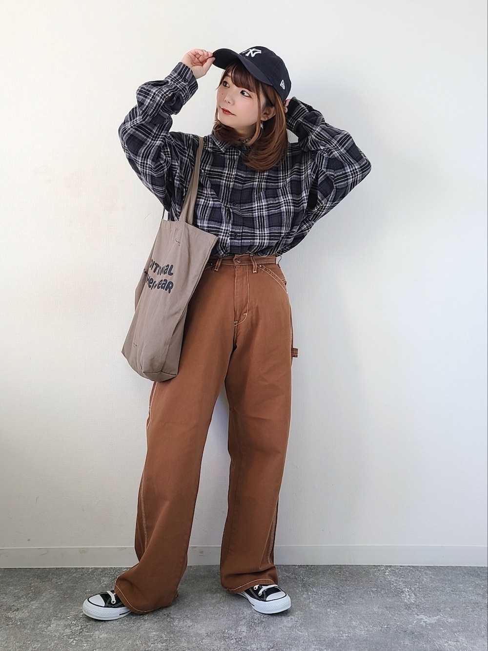 「johnscloset、ジョンズクローゼット、limitedline_naivemagic、ネルシャツ、チェック、チェックシャツ、タックイン、Lee、lee、leejapan、メンズライク、秋コーデ、キャップ、NEW ERA、休日スタイル」|「Naive magicの【a】ソフトコットンネルチェック オーバーサイズ シャツ 長袖(シャツ/ブラウス、ブラック系)」を使った、パン粉さん(レディース・151cm)の秋コーディネートの2枚目の写真
