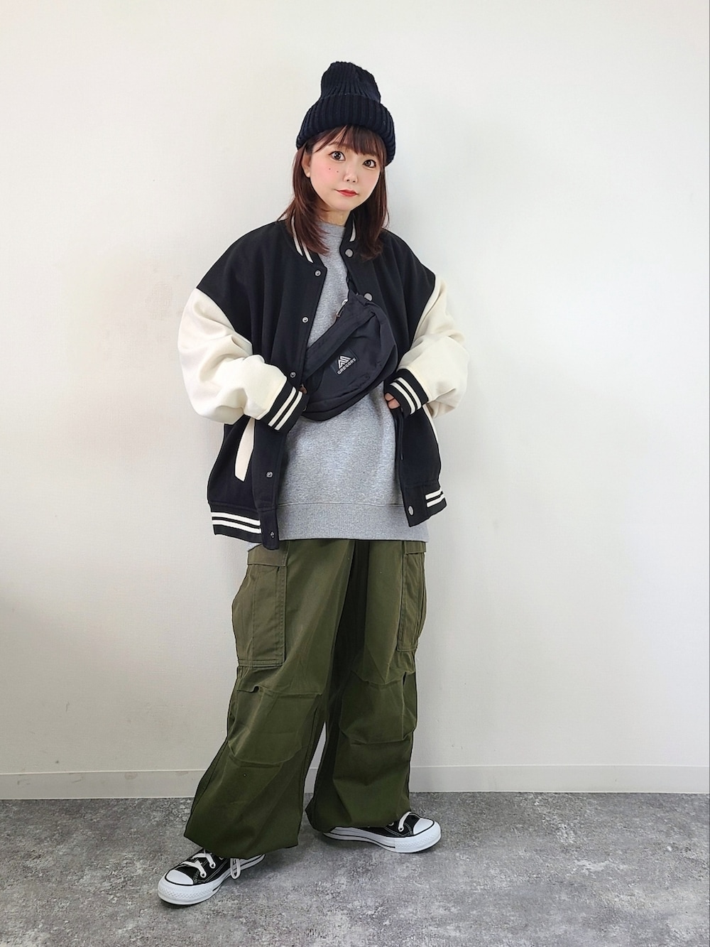 「confirm、コンファーム、スタジャン、WEARハロウィン2022、ストリート、メンズライク、カーゴパンツ、ニット帽、スニーカー、ビッグシルエット、オーバーサイズ、秋冬コーデ、休日スタイル、プチプラ、GU」｜「ConfirmのPEメルトンルーズスタジャン【Confirm】（スタジャン、ブラック系）」を使った、パン粉さん（レディース・151cm）の秋コーディネートの2枚目の写真