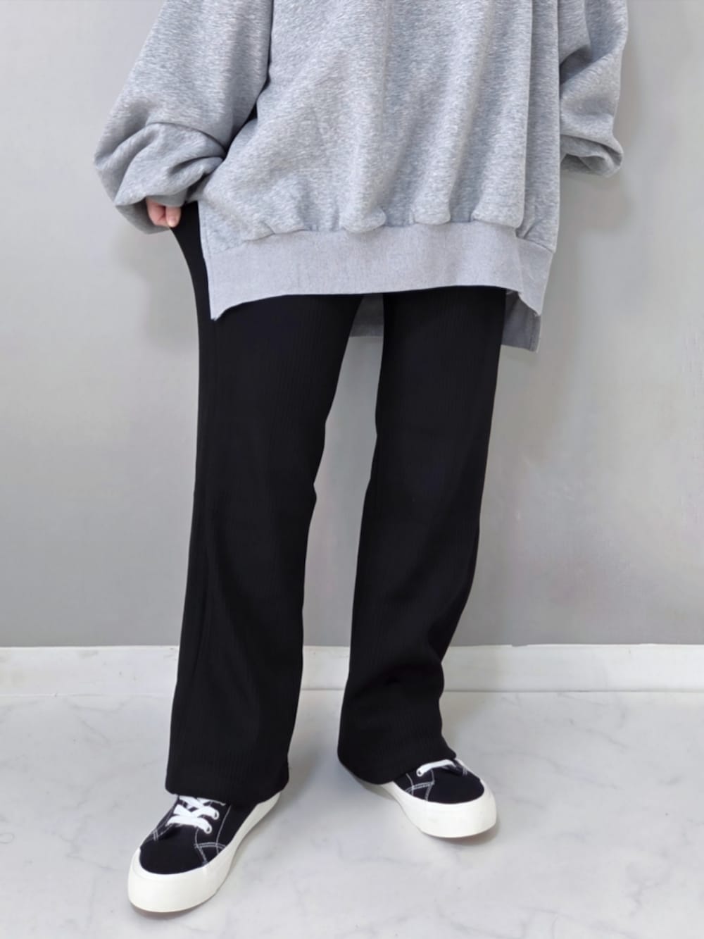 ブラック系のその他パンツ、グレー系のスウェットを着用したレディースの秋コーディネートの5枚目の写真