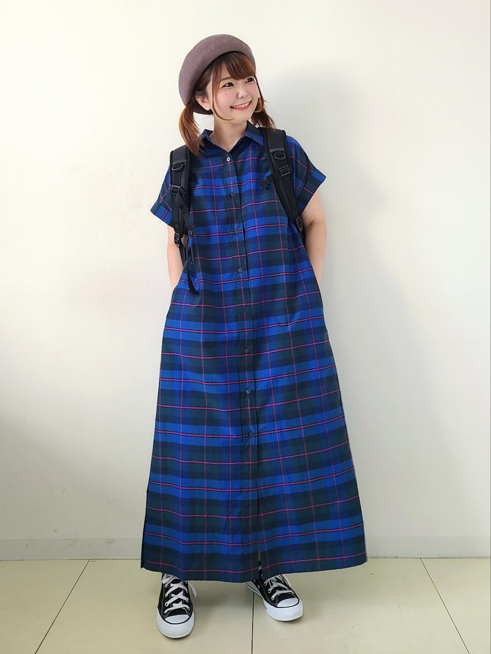 「FORK&SPOON、URBAN RESEARCH DOORS、アーバンリサーチドアーズ、チェック、シャツワンピ、休日スタイル、ベレー帽、コンバース、スニーカーコーデ、チェックワンピース、ゆるコーデ、ロングワンピース、シンプルコーデ」｜「FORK&SPOONのFORK&SPOON　カラーチェックショートスリーブワンピース（ワンピース、ブルー系）」を使った、パン粉さん（レディース・151cm）の夏コーディネートの2枚目の写真