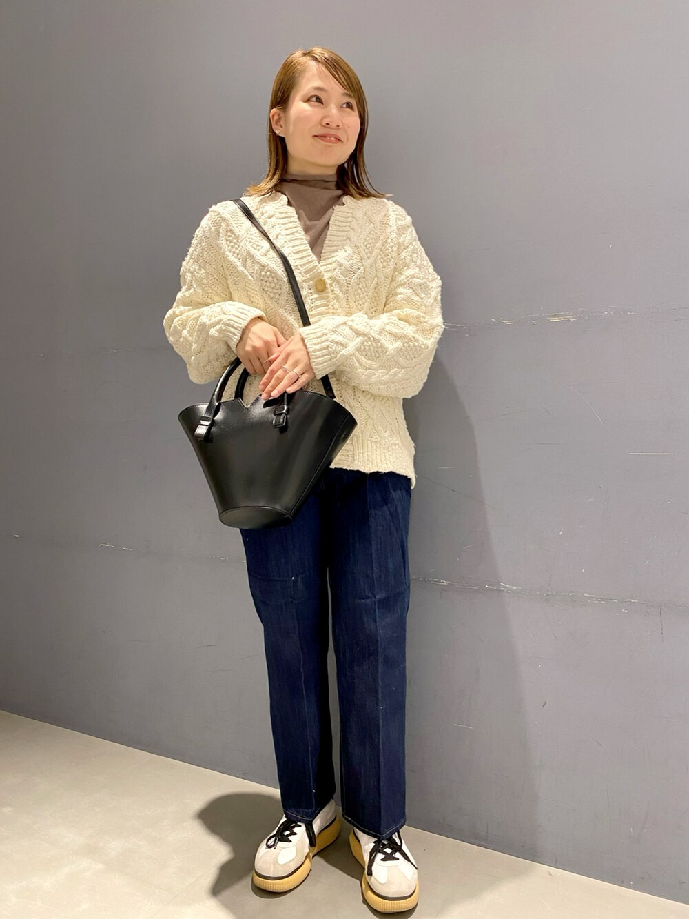 「冬コーデ、ケーブルニット、タートルネック、ワイドデニム」｜「AMERICAN HOLICのアイテム（カーディガン/ボレロ、ホワイト系）」を使った、pikarunbaさん（レディース・161cm）の冬コーディネートの2枚目の写真