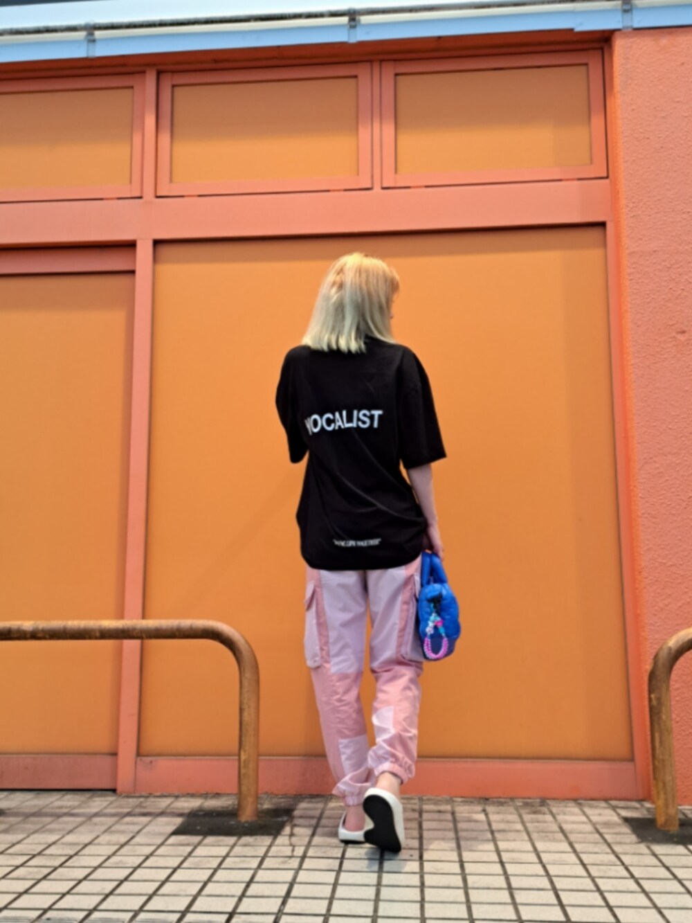 ブラック系のTシャツ/カットソー、ピンク系のパンツを着用したレディースの夏コーディネートの2枚目の写真