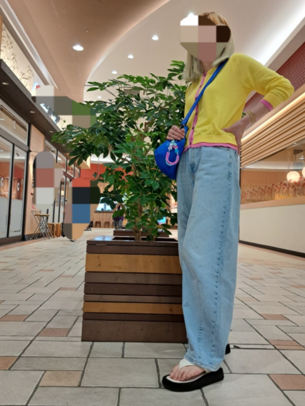 イエロー系のカーディガン/ボレロ、ホワイト系のサンダルを着用したレディースの夏コーディネートの2枚目の写真