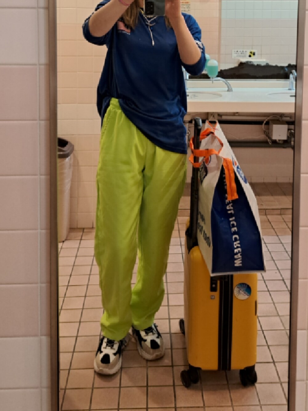 ブルー系のTシャツ/カットソーを着用したレディースの夏コーディネートの2枚目の写真