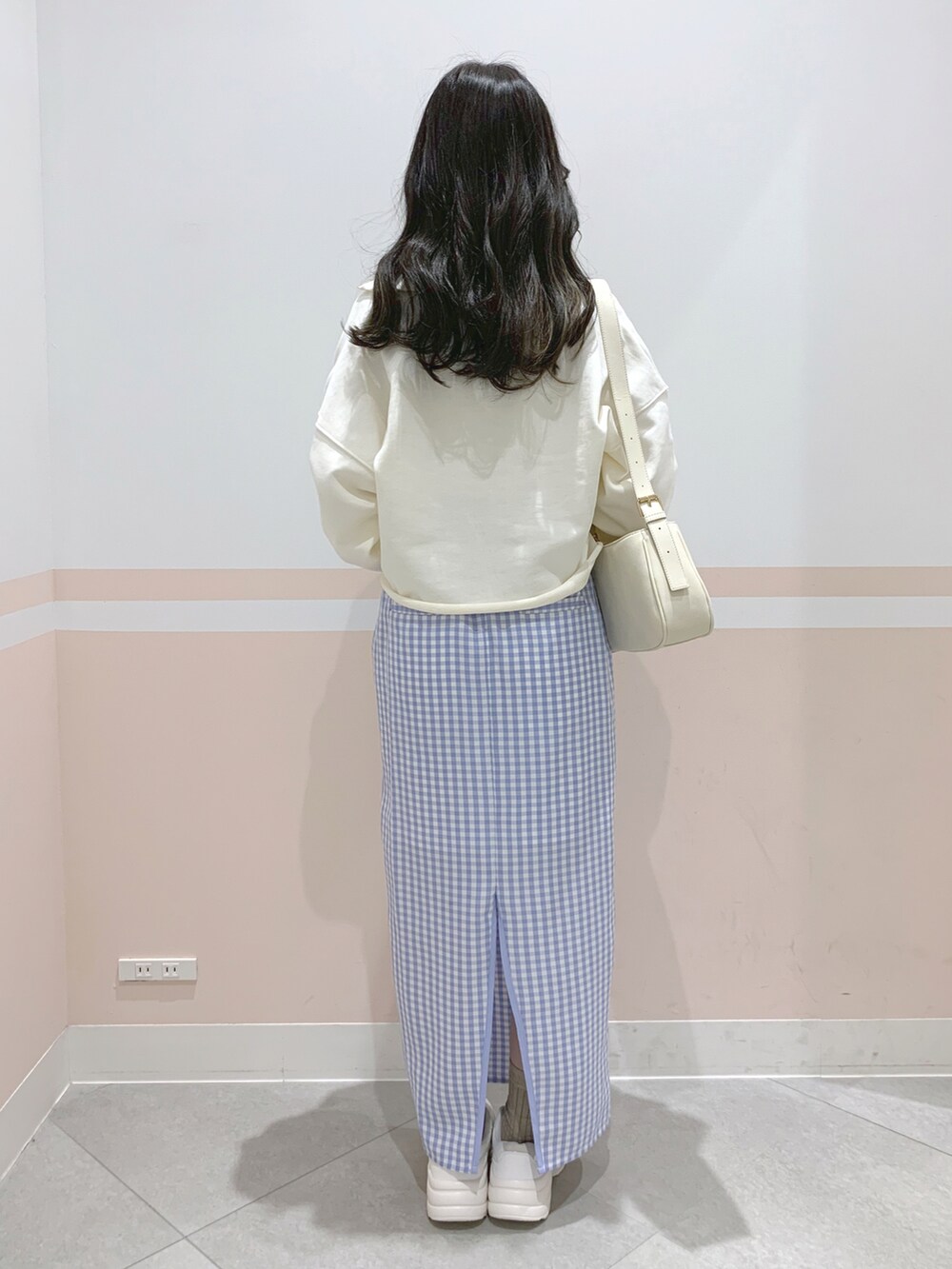 「Heather、へザー、低身長コーデ、153cm、セットアップ、スウェット、ハーフジップ、ブルーコーデ、ギンガムチェック、ロングスカート、スニーカー、スニーカー女子、淡色コーデ、春色、ゆるコーデ」｜「HeatherのハーフZIPスウェットSETUP　269056（ワンピース、ホワイト系）」を使った、kaeさん（レディース・153cm）の春コーディネートの2枚目の写真