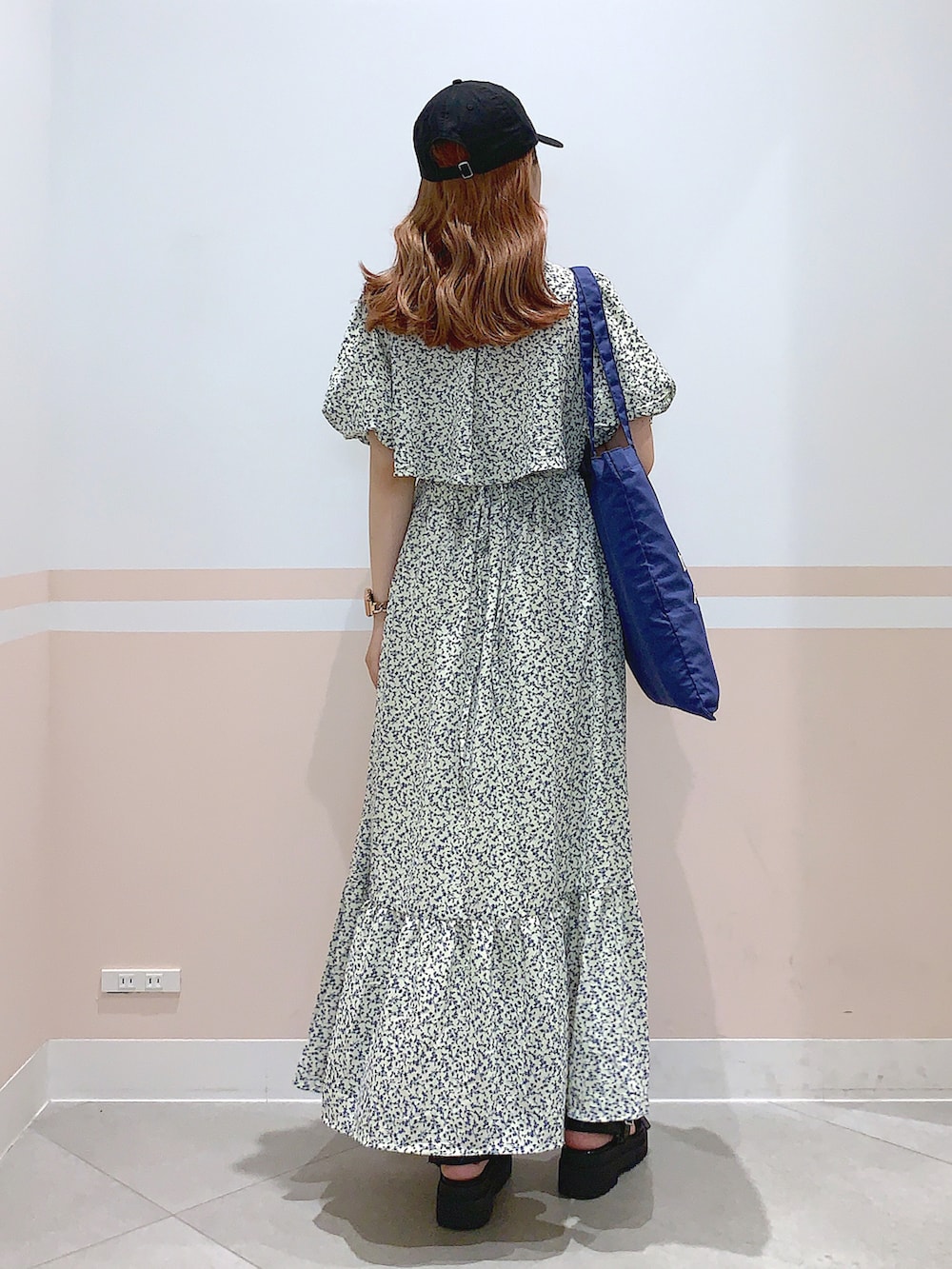「Heather、へザー、低身長コーデ、153cm、ワンピース、サンダル、ニューエラ、キャップ、花柄ワンピース、トートバッグ、ゆるコーデ、カジュアルコーデ、カジュアルガーリー、大人カジュアル、秋コーデ」｜「Heatherのバックシャンカシュクールワンピース2（半袖）　298171（ワンピース、ブルー系）」を使った、kaeさん（レディース・153cm）の秋コーディネートの2枚目の写真