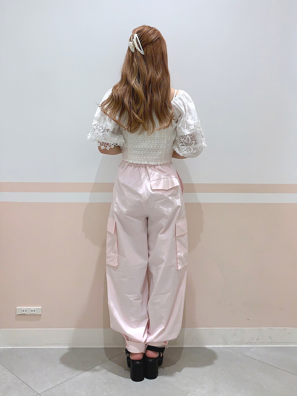 「Heather、へザー、低身長コーデ、153cm、ブラウス、カーゴパンツ、ピンク、サンダル、きれいめカジュアル、カジュアルガーリー、カジュアルコーデ、フェミニン、ピンクコーデ、ガーリー、韓国ファッション」｜「Heatherのヴィンテージレースブラウス（半袖）　344573（シャツ/ブラウス、ホワイト系）」を使った、kaeさん（レディース・153cm）の夏コーディネートの2枚目の写真