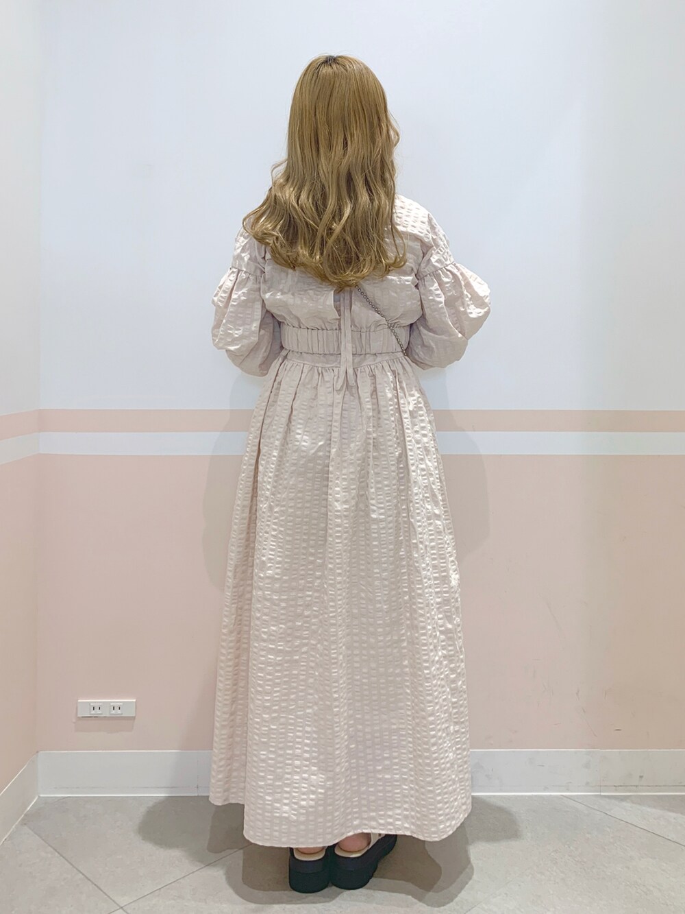 「ごきげんウィーク、Heather、へザー、低身長コーデ、153cm、ワンピース、キャミワンピース、チェック、チェックワンピース、セットアップ、初夏コーデ、きれいめカジュアル、ガーリー、淡色コーデ、フレンチガーリー」｜「Heatherのブラウスレイヤードギンガムワンピース  275472（ワンピース、ホワイト系）」を使った、kaeさん（レディース・153cm）の春コーディネートの2枚目の写真