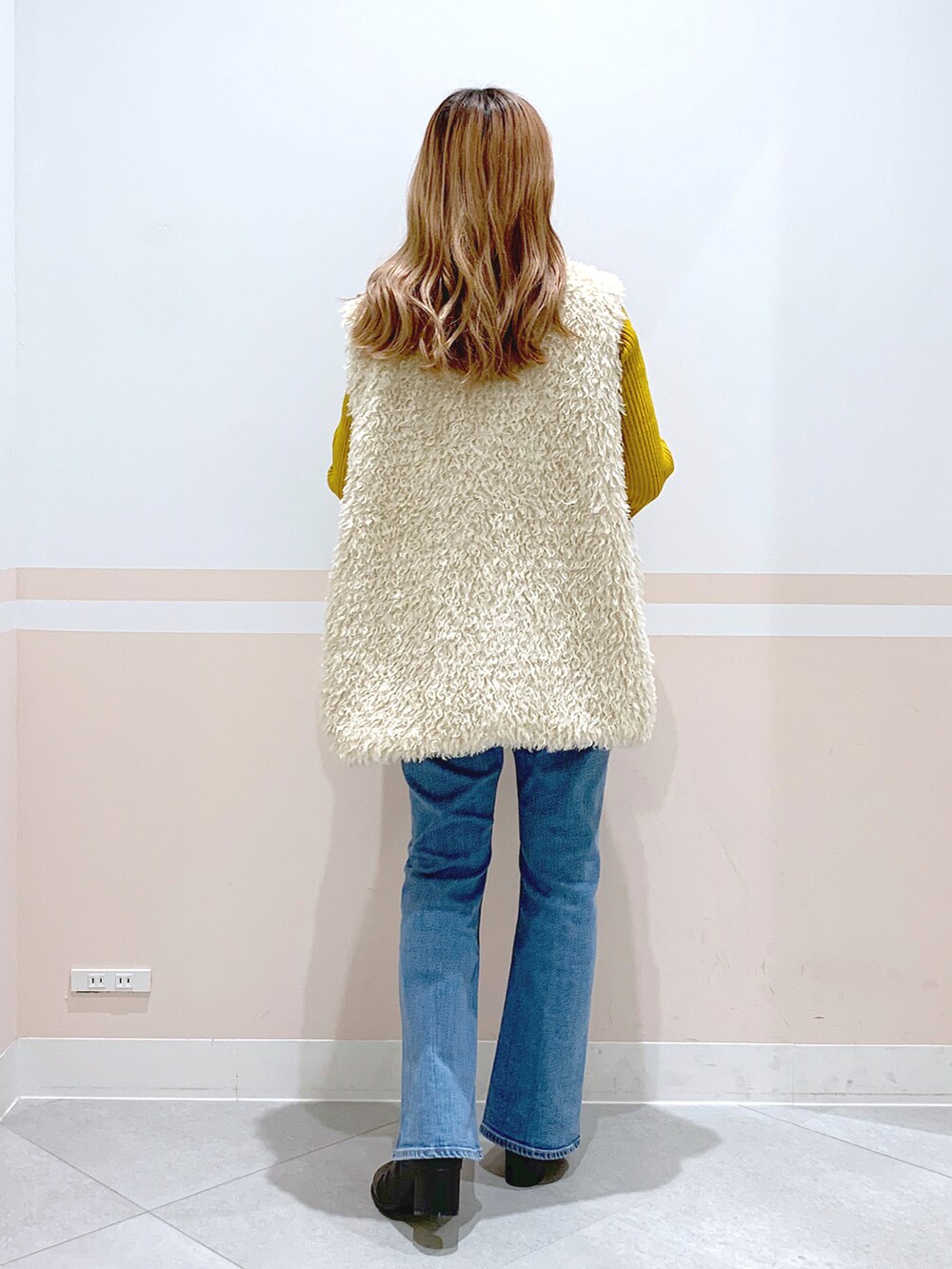「WEARハロウィン2022、Heather、へザー、低身長、153cm、ニット、ファーベスト、マスタード、デニム、フレアデニム、ショートブーツ、大人カジュアル、秋冬コーデ、シンプルスタイル、トレンド」｜「Heatherのフレアピタリブニット　283319（ニット/セーター、イエロー系）」を使った、kaeさん（レディース・153cm）の秋コーディネートの2枚目の写真