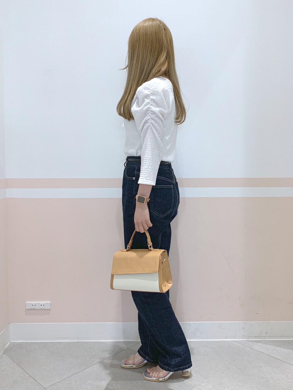 「Heather、へザー、低身長コーデ、153cm、カットソー、ホワイト、デニム、ストレートパンツ、ストレートデニム、デニムパンツ、クリアサンダル、サンダル、春コーデ、初夏コーデ、大人カジュアル」｜「Heatherのバストオープンカットソー（7分袖）　276875（Tシャツ/カットソー、ホワイト系）」を使った、kaeさん（レディース・153cm）の春コーディネートの2枚目の写真