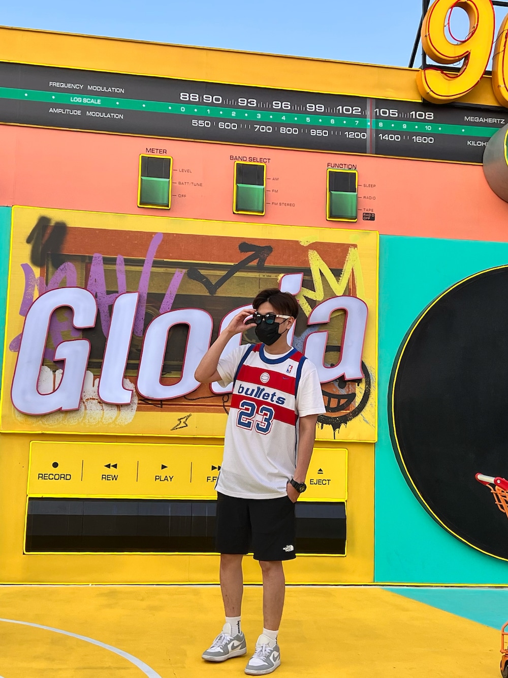 ホワイト系のジャージ、ブラック系のカーゴパンツ、グレー系のスニーカーを着用したメンズの夏コーディネートの2枚目の写真