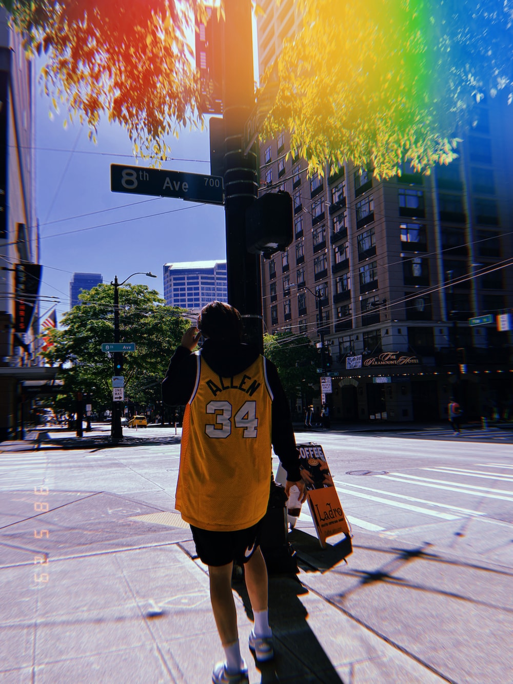 イエロー系のジャージ、ブラック系のパーカー、ブラック系のカーゴパンツを着用したメンズの夏コーディネートの3枚目の写真