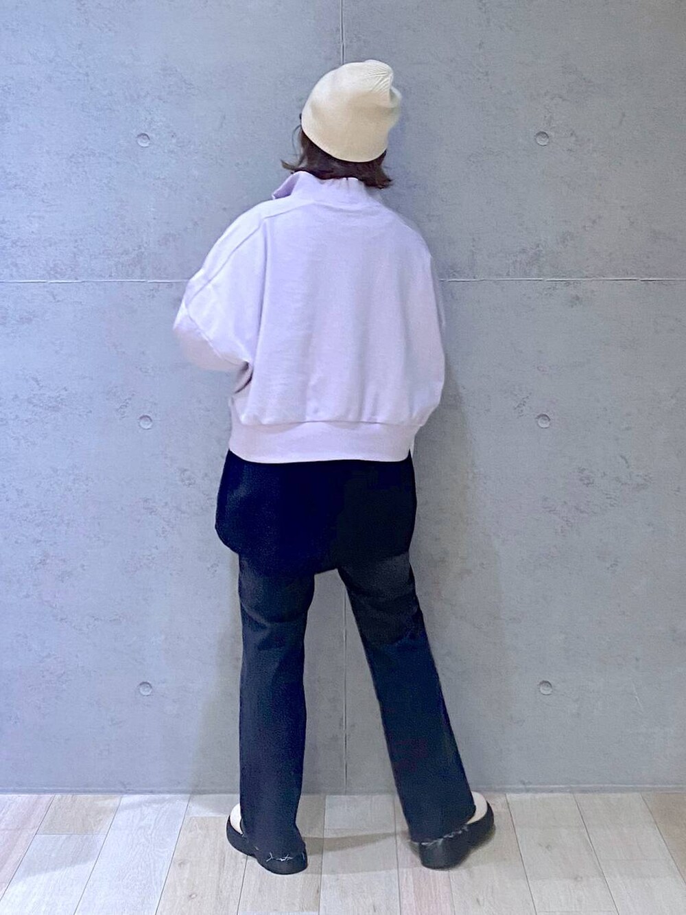 ホワイト系のショルダーバッグ、グレー系のTシャツ/カットソー、グレー系のデニムパンツを着用したレディースの春コーディネートの6枚目の写真