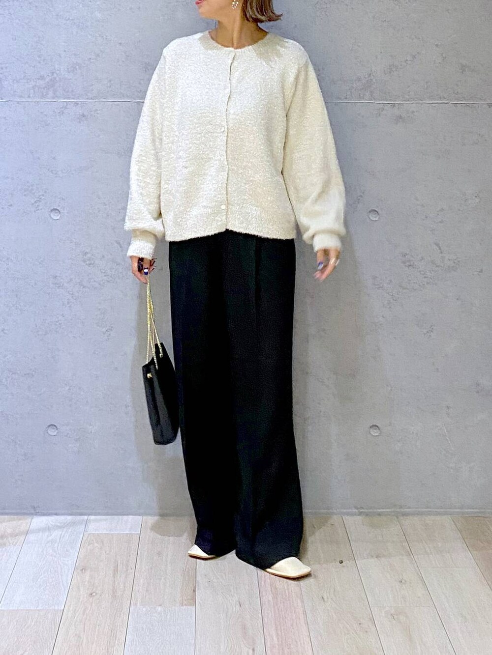 ブラック系のその他パンツ、ブラック系のショルダーバッグ、ホワイト系のパンプスを着用したレディースの秋コーディネートの4枚目の写真