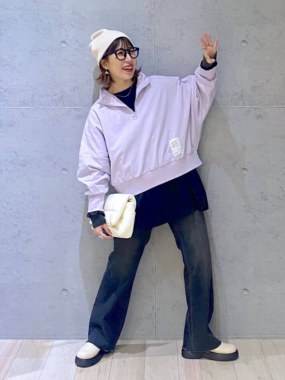 ホワイト系のショルダーバッグ、グレー系のTシャツ/カットソー、グレー系のデニムパンツを着用したレディースの春コーディネートの4枚目の写真