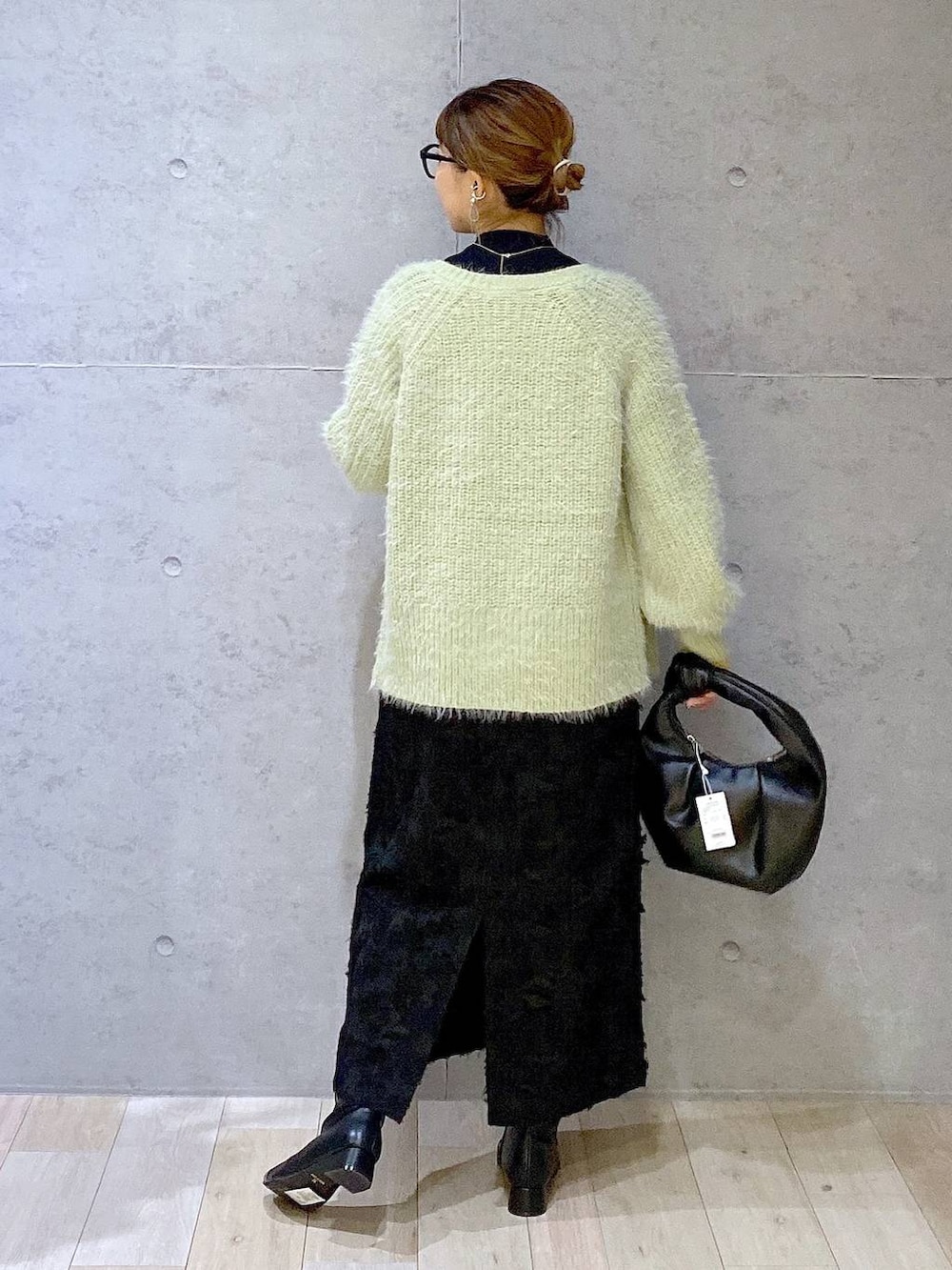 「着痩せ、ラフ、カジュアル、LEPSIM、体型カバー、差し色コーデ、着痩せ・細見え」｜「LEPSIMの12ゲージ配色ハイネックプルオーバー　133259（ニット/セーター、ブラック系）」を使った、miwataraさん（レディース・156cm）の秋コーディネートの5枚目の写真