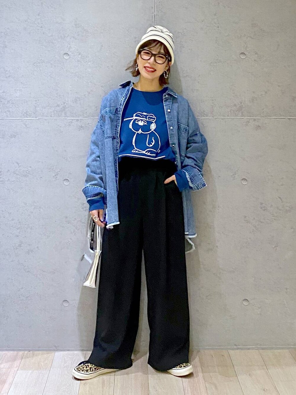 ブルー系のTシャツ/カットソー、ブルー系のシャツ/ブラウス、ブラック系のスラックスを着用したレディースの冬コーディネートの5枚目の写真