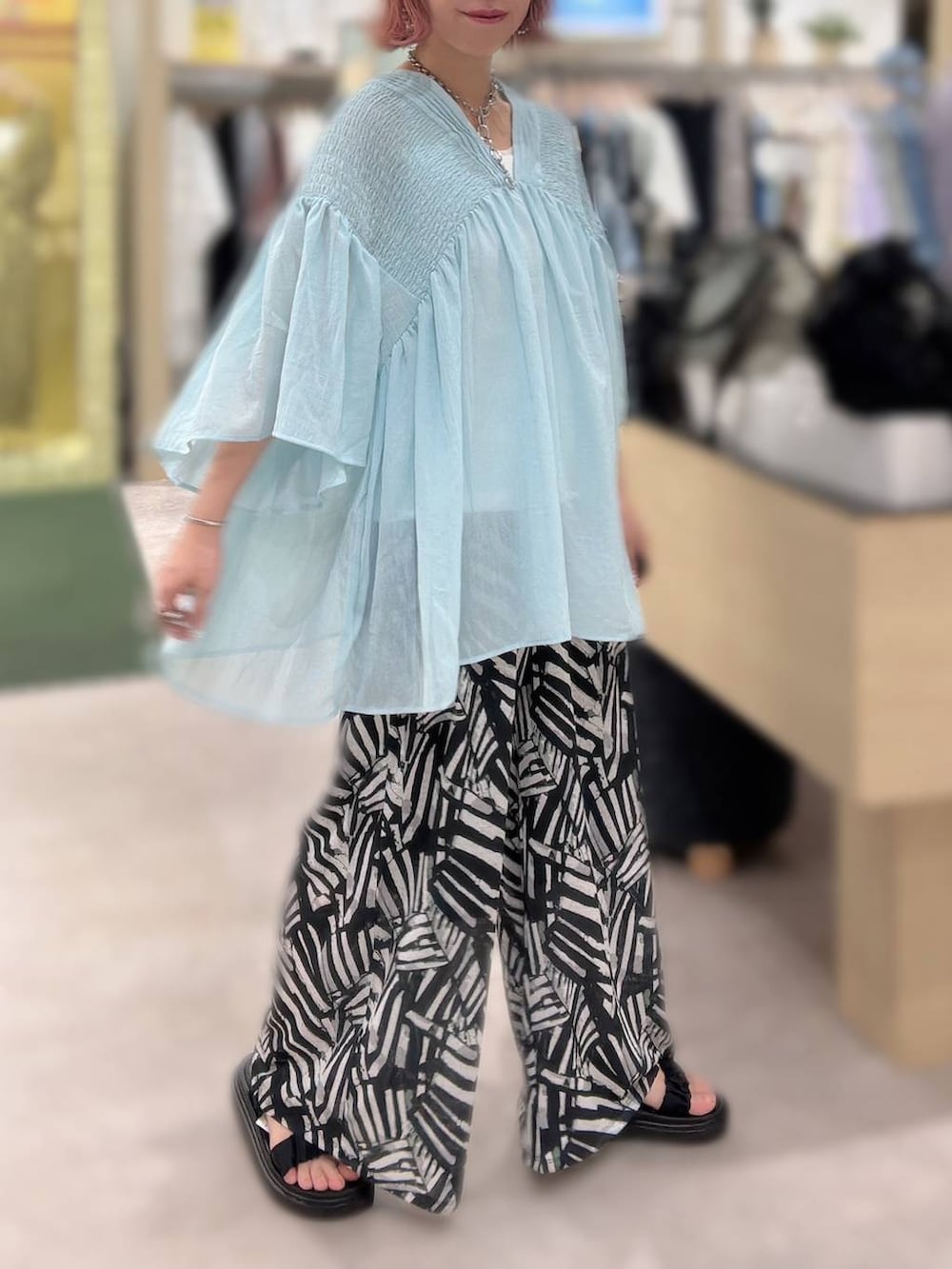 ブラック系のその他パンツ、ブラック系のサンダル、ブルー系のシャツ/ブラウスを着用したレディースの春コーディネートの3枚目の写真