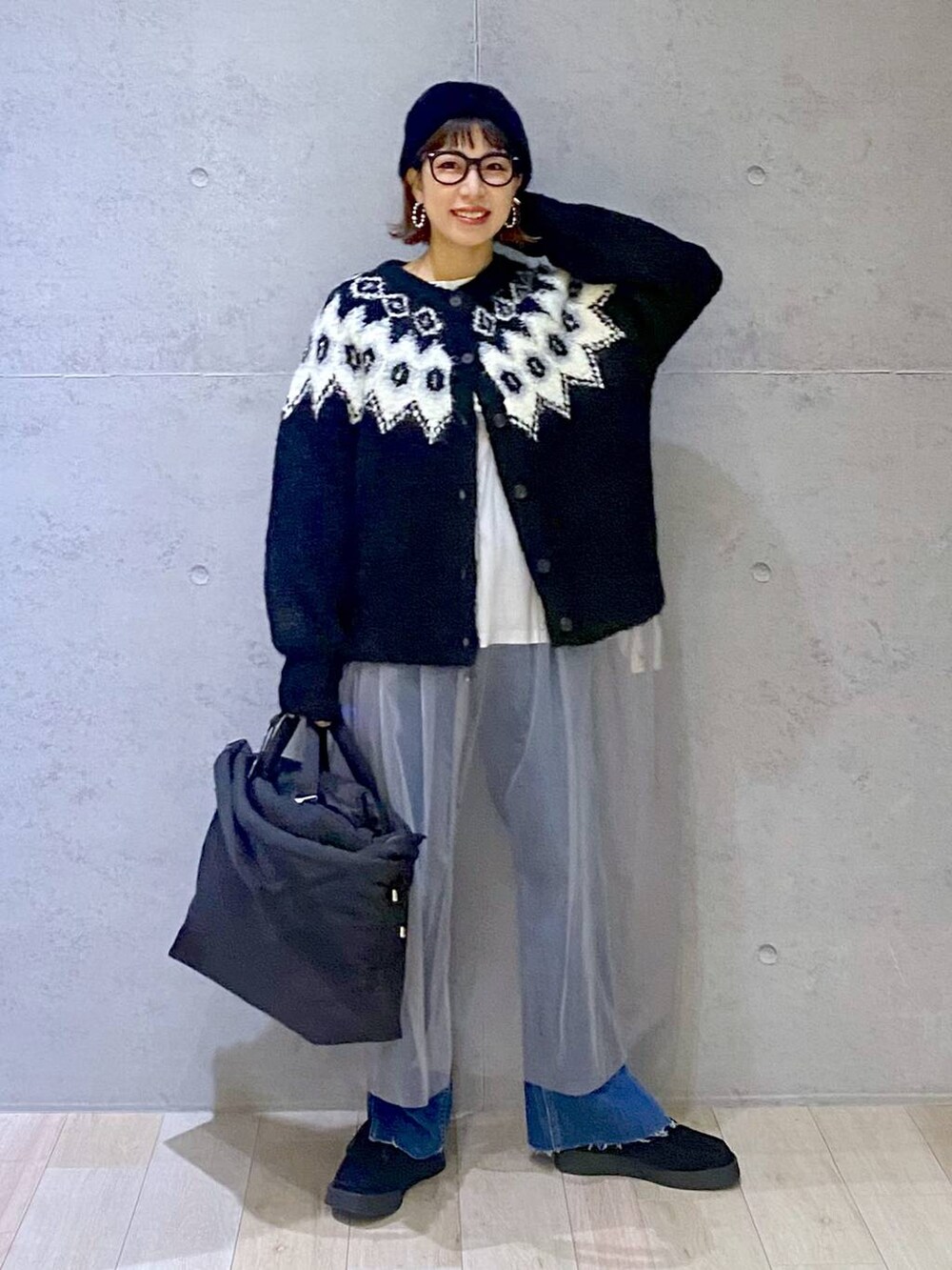 ブルー系のデニムパンツ、ブラック系のモカシン/デッキシューズ、グレー系のワンピースを着用したレディースの冬コーディネートの4枚目の写真