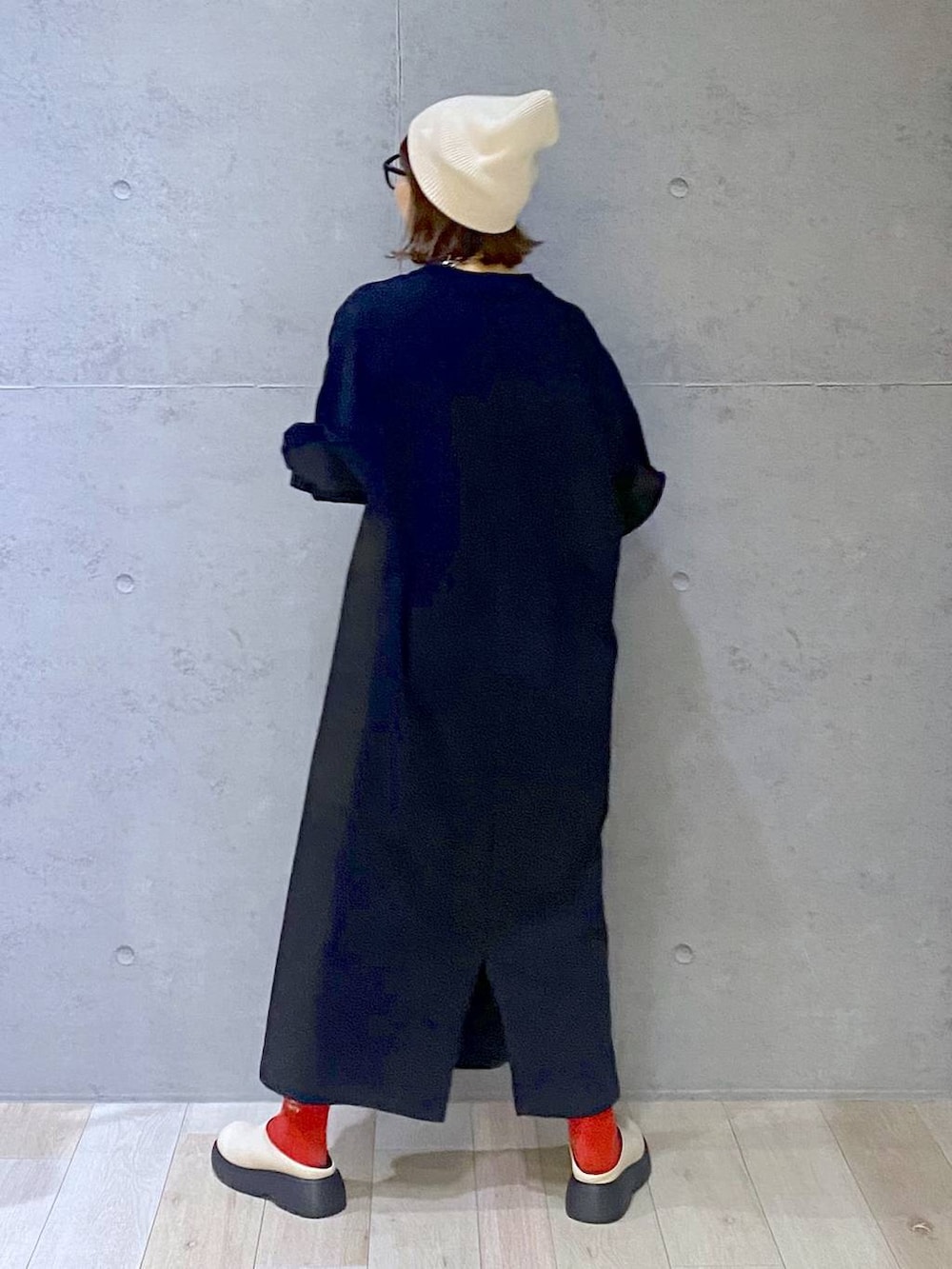 ブラック系のショルダーバッグ、ホワイト系のその他シューズ、ブラック系のワンピースを着用したレディースの春コーディネートの3枚目の写真