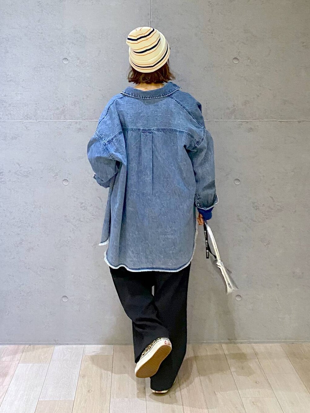 ブルー系のTシャツ/カットソー、ブルー系のシャツ/ブラウス、ブラック系のスラックスを着用したレディースの冬コーディネートの7枚目の写真