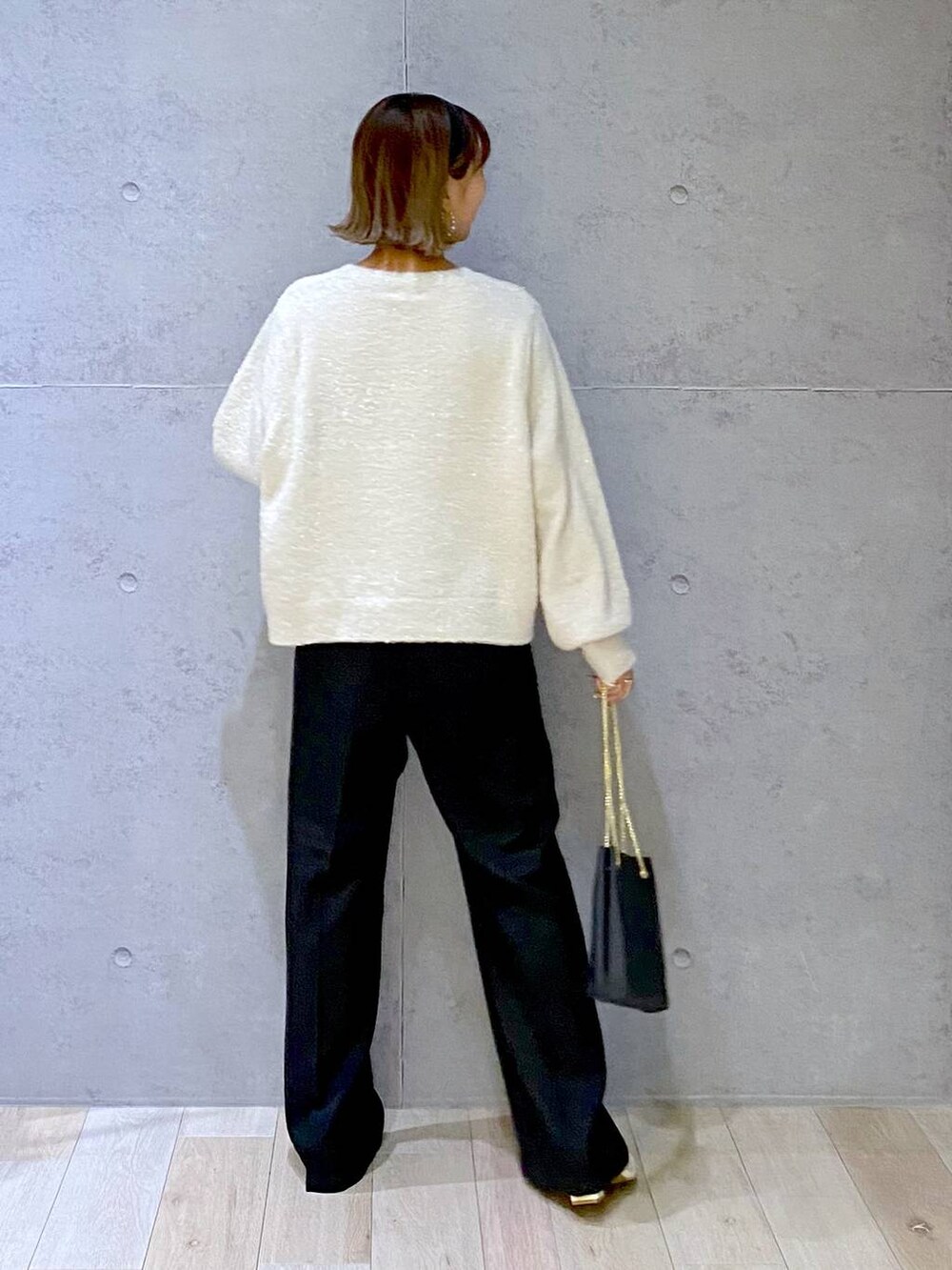 ブラック系のその他パンツ、ブラック系のショルダーバッグ、ホワイト系のパンプスを着用したレディースの秋コーディネートの3枚目の写真