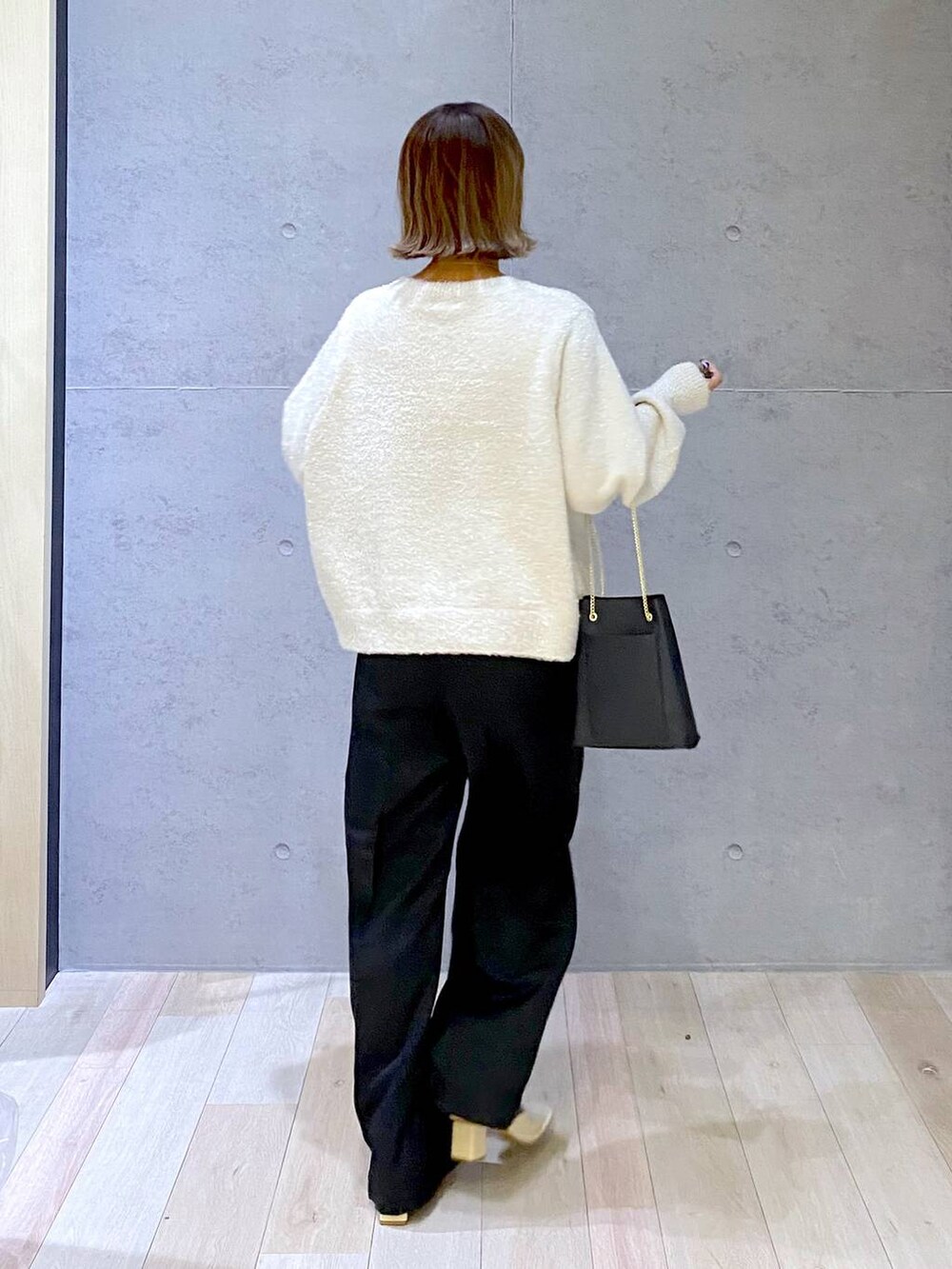 ブラック系のその他パンツ、ブラック系のショルダーバッグ、ホワイト系のパンプスを着用したレディースの秋コーディネートの5枚目の写真