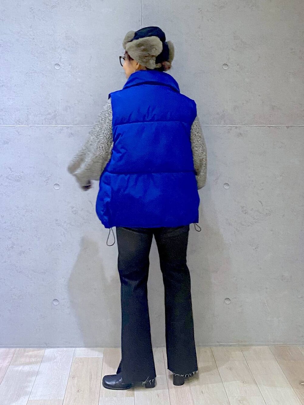 ブラック系のデニムパンツ、ブラック系のブーツ、ブラック系のニット/セーターを着用したレディースの秋コーディネートの3枚目の写真