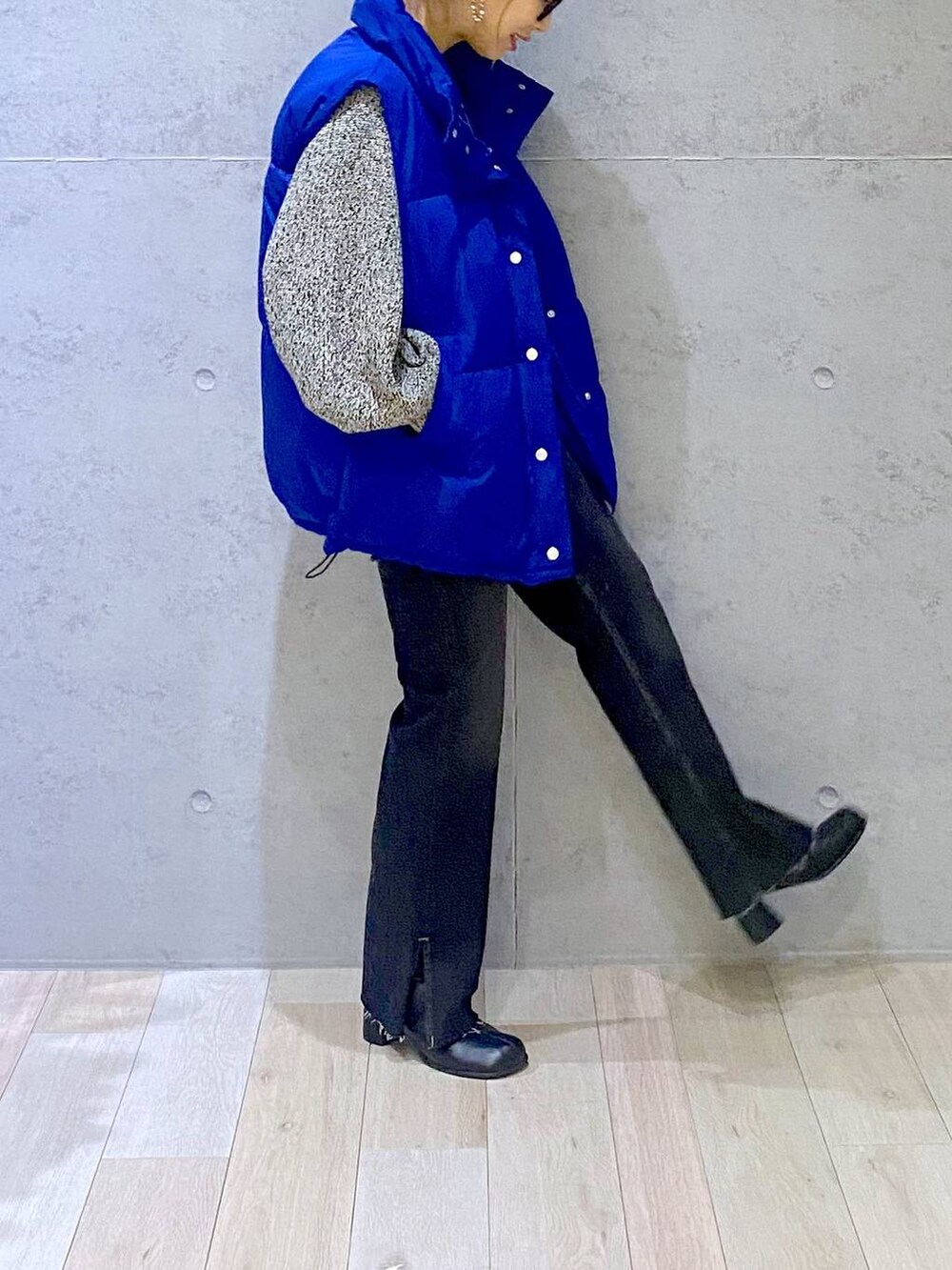 ブラック系のデニムパンツ、ブラック系のブーツ、ブラック系のニット/セーターを着用したレディースの秋コーディネートの2枚目の写真