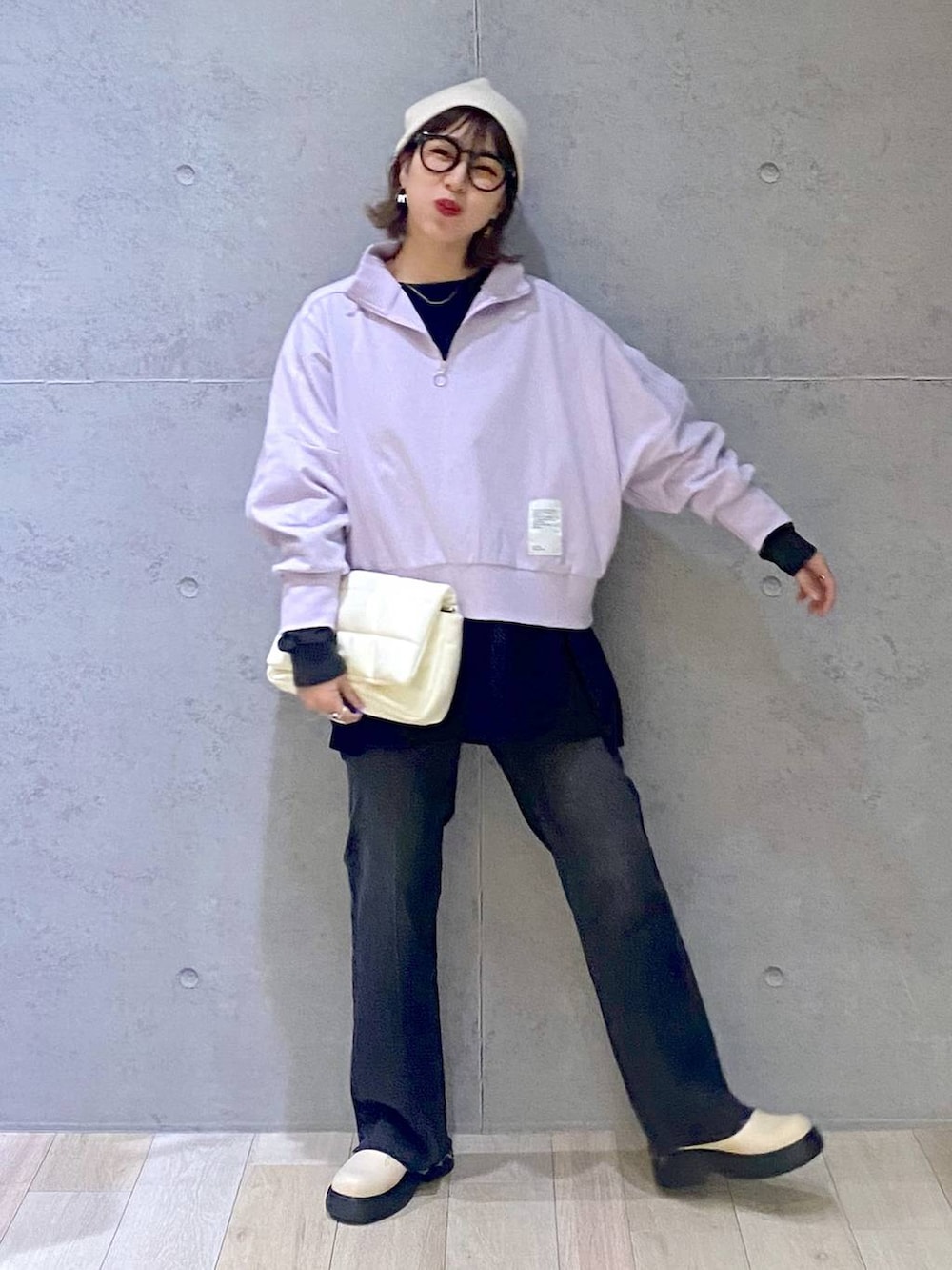 ホワイト系のショルダーバッグ、グレー系のTシャツ/カットソー、グレー系のデニムパンツを着用したレディースの春コーディネートの2枚目の写真