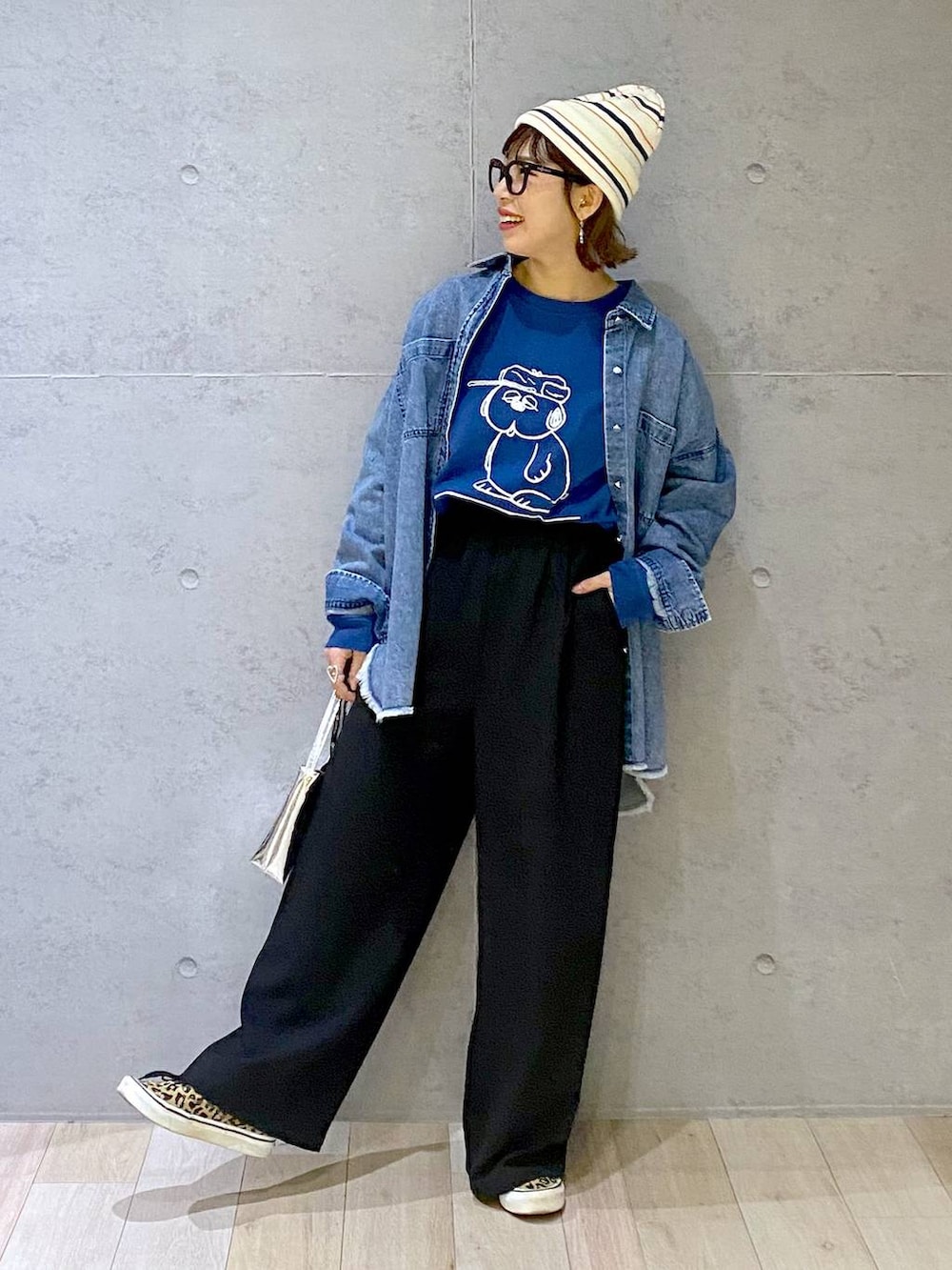 ブルー系のTシャツ/カットソー、ブルー系のシャツ/ブラウス、ブラック系のスラックスを着用したレディースの冬コーディネートの3枚目の写真