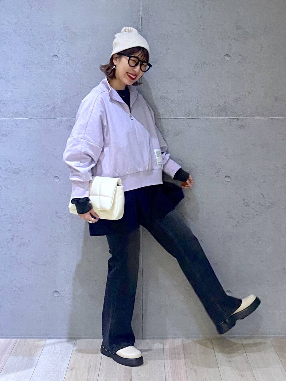 ホワイト系のショルダーバッグ、グレー系のTシャツ/カットソー、グレー系のデニムパンツを着用したレディースの春コーディネートの5枚目の写真